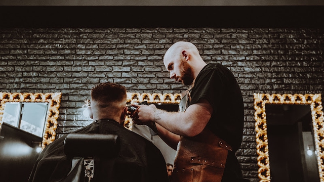 CZARNY KRUK barber fryzjer męski golibroda studio tatuażu tatuaże