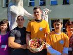 Sandomierz: Młodzież posadziła jubileuszowe tulipany.