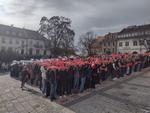 Sandomierz: Rekord na rynku - żywa flaga z 900 uczestników.
