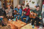 Pośpiewanka w sandomierskiej "Turyście". "Muzyczny stół" połączył turystów | STV.INFO