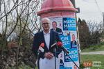 Paweł Niedźwiedź z KWW "Przyszłość Sandomierza" przy wyplakatowanym słupie o postanowieniu sądu | STV.INFO