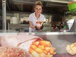 Sandomierz: Caritas zaprasza do food trucka na starówce.