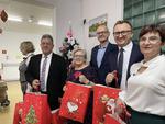 Miła wizyta w sandomierskim DPS. Wojewoda Józef Bryk z prezentami u pensjonariuszy | STV.INFO