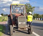 Ciągnikiem z pasażerami i kłopoty 62-latka