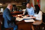 Podpisanie umowy na wykonanie zadania - realizacja robót budowlanych pn.: "Przebudowa istniejącej drogi gminnej (DG 374013T) - ul. Chwałeckiej"